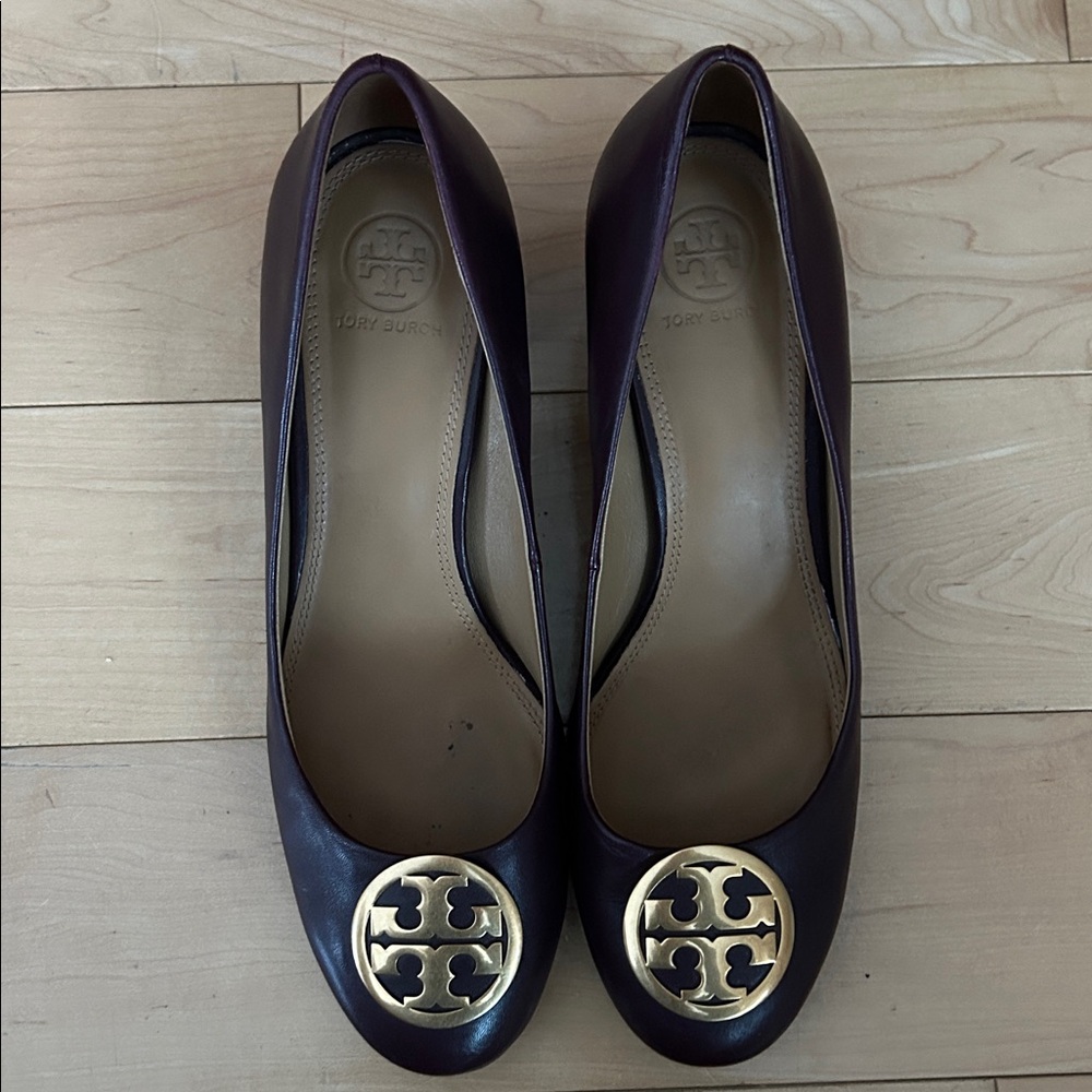 Tory Burch purple pumps with gold logo - Picture 7 of 11